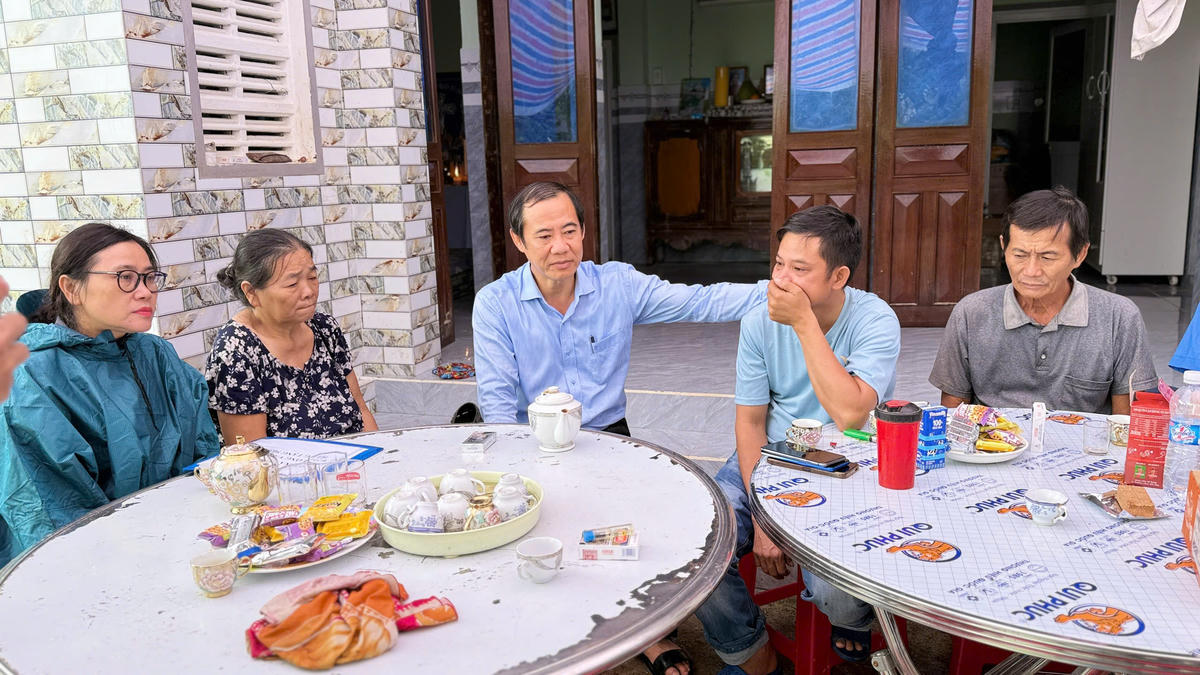 Ông Nguyễn Thái Học chia sẻ mất mát đối với gia đình hai cháu nhỏ tại xã Tuy An Đông thiệt mạng trong dòng nước lũ. Ảnh: TQ.