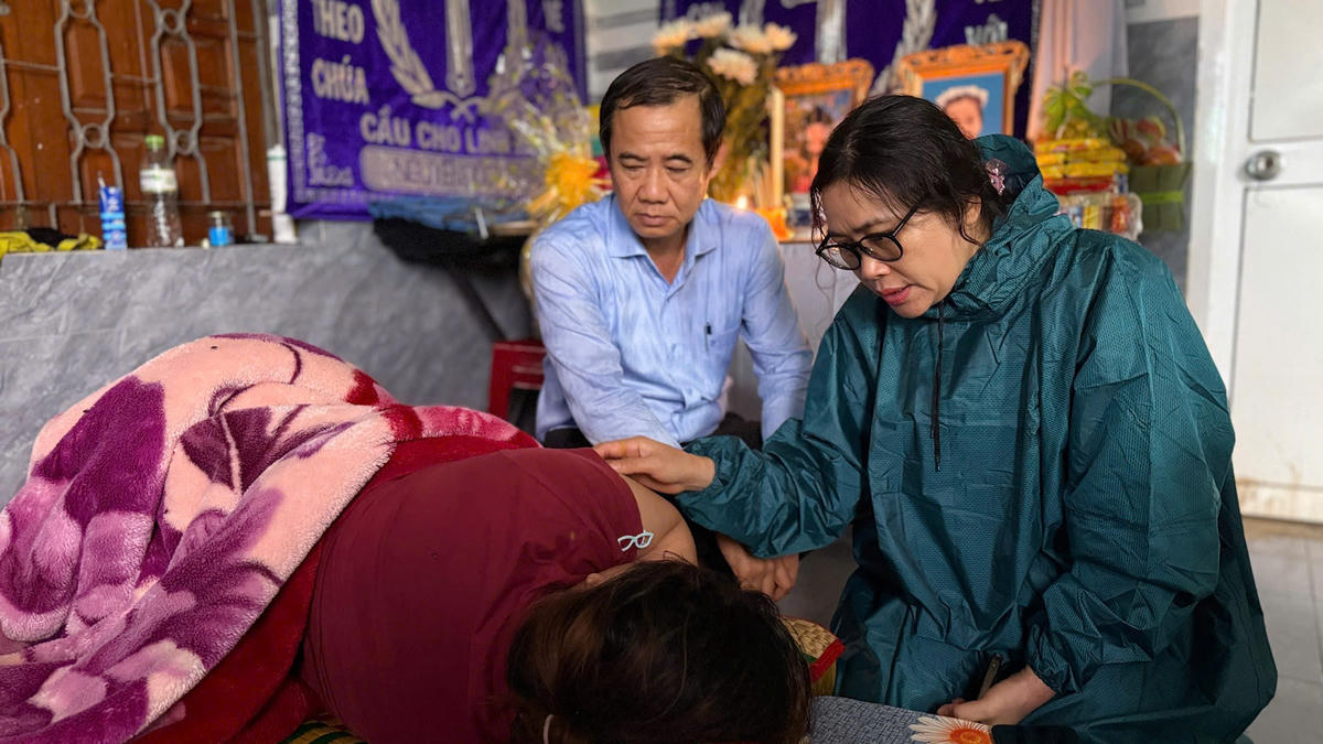 Phó Bí thư Đảng ủy Mặt trận Tổ quốc, các đoàn thể Trung ương Nguyễn Thái Học đến thăm hỏi gia đình có hai cháu nhỏ tử vong trong đợt mưa lũ. (Ảnh: Đình Sang)