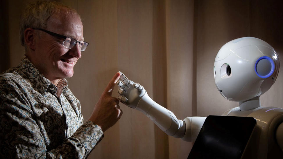 GS. Toby Walsh, chuyên gia hàng đầu về AI tại Úc, đánh giá cao tầm quan trọng của tọa đàm do VinFuture tổ chức trong bối cảnh vấn đề quản trị phát triển AI đang “nóng” trên toàn cầu. Ảnh: UNSW.