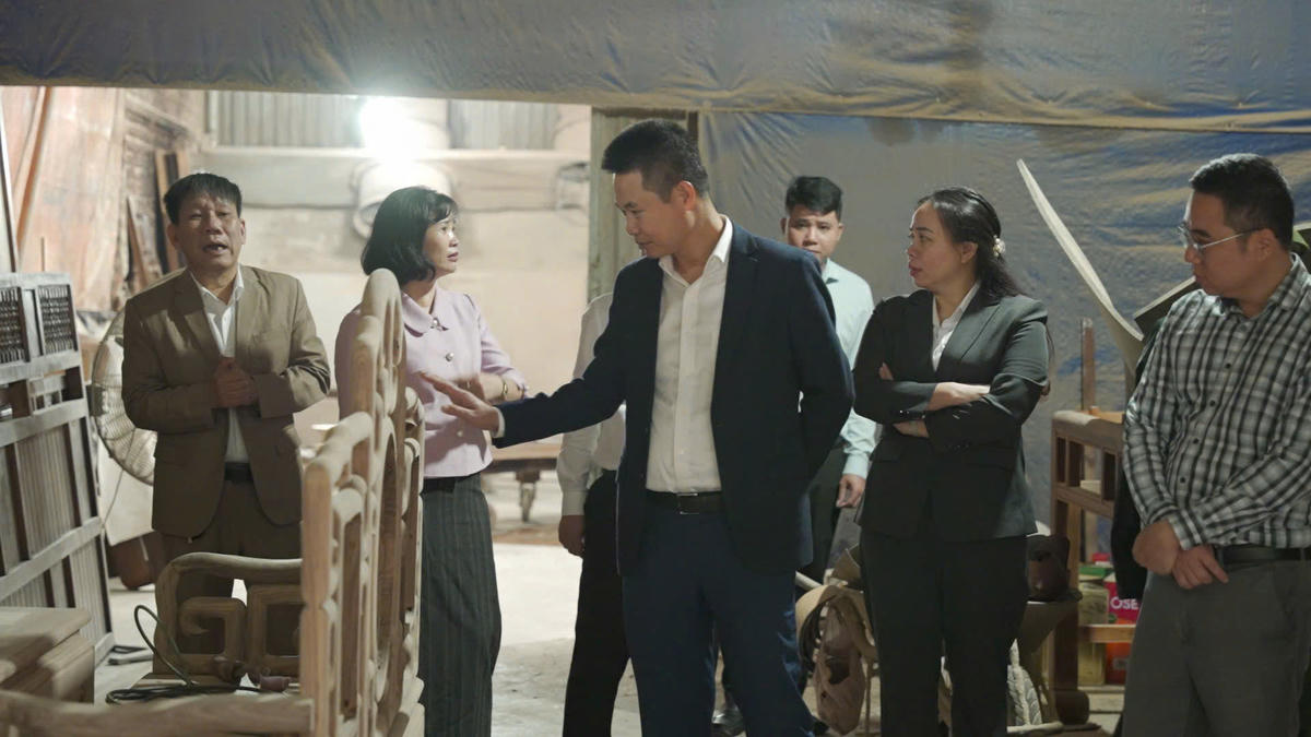 Ông Nguyễn Xuân Thanh - Bí thư Đảng ủy xã Phú Xuyên cùng các cán bộ địa phương thăm xưởng sản xuất đồ gỗ mộc Chanh Thôn trên địa bàn xã. Ảnh: TL.. 