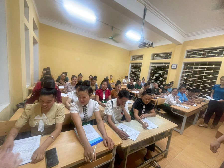 Từ những lớp học giản dị như vậy, con chữ đã đến gần hơn với người dân vùng cao. Mỗi học viên biết thêm một chữ, mỗi bản làng có thêm người đọc được tờ thông báo, đó là niềm vui lớn nhất với những người làm công tác giáo dục nơi đây. Ảnh chụp: Người dân xã Văn Lãng (Lạng Sơn) tham gia lớp xoá mù chữ.