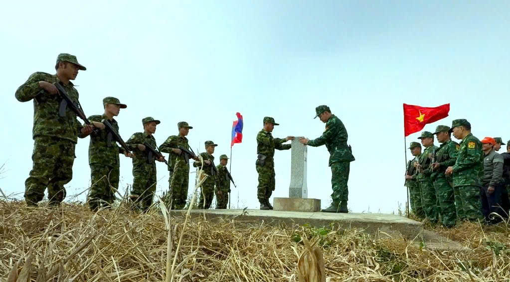 Thiếu tá Cầm Bá Thành luôn cùng các đồng đội luôn hoàn thành nhiệm vụ được giao. Ảnh: NVCC