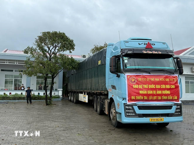Gạo cứu trợ được vận chuyển đến các địa phương chịu thiệt hại nặng nề do lũ lụt tại Đắk Lắk. (Ảnh: TTXVN phát)