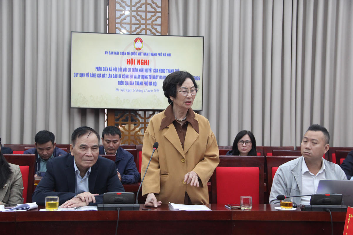 Đại biểu đóng góp ý kiến tại hội nghị phản biện.