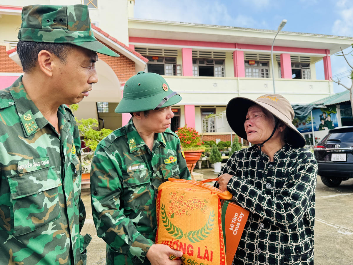 Đại tá Đỗ Quang Thấm, Chính ủy Biên phòng Đắk Lắk và&nbsp;Đại tá Nguyễn Công Tuấn, Phó chỉ huy trưởng - Tham mưu trưởng Ban chỉ huy BĐBP tỉnh Đắk Lắk, tặng quà gia đình có hoàn cảnh đặc biệt khó khăn. Ảnh: Thanh Nga.