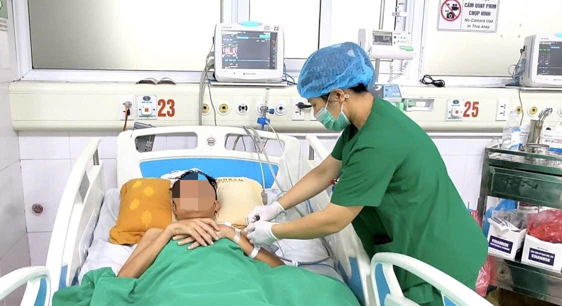 Chăm sóc và điều trị bệnh nhân mắc Whitmore. Ảnh: BV Bệnh Nhiệt đới Trung ương.