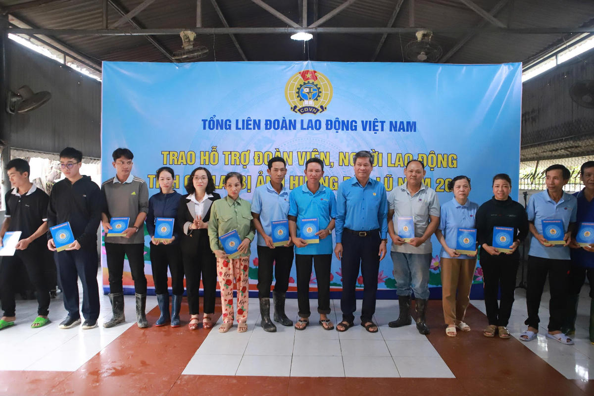 62 đoàn viên, người lao động nhận hỗ trợ từ Công đoàn Việt Nam. Ảnh: Hoài Phương