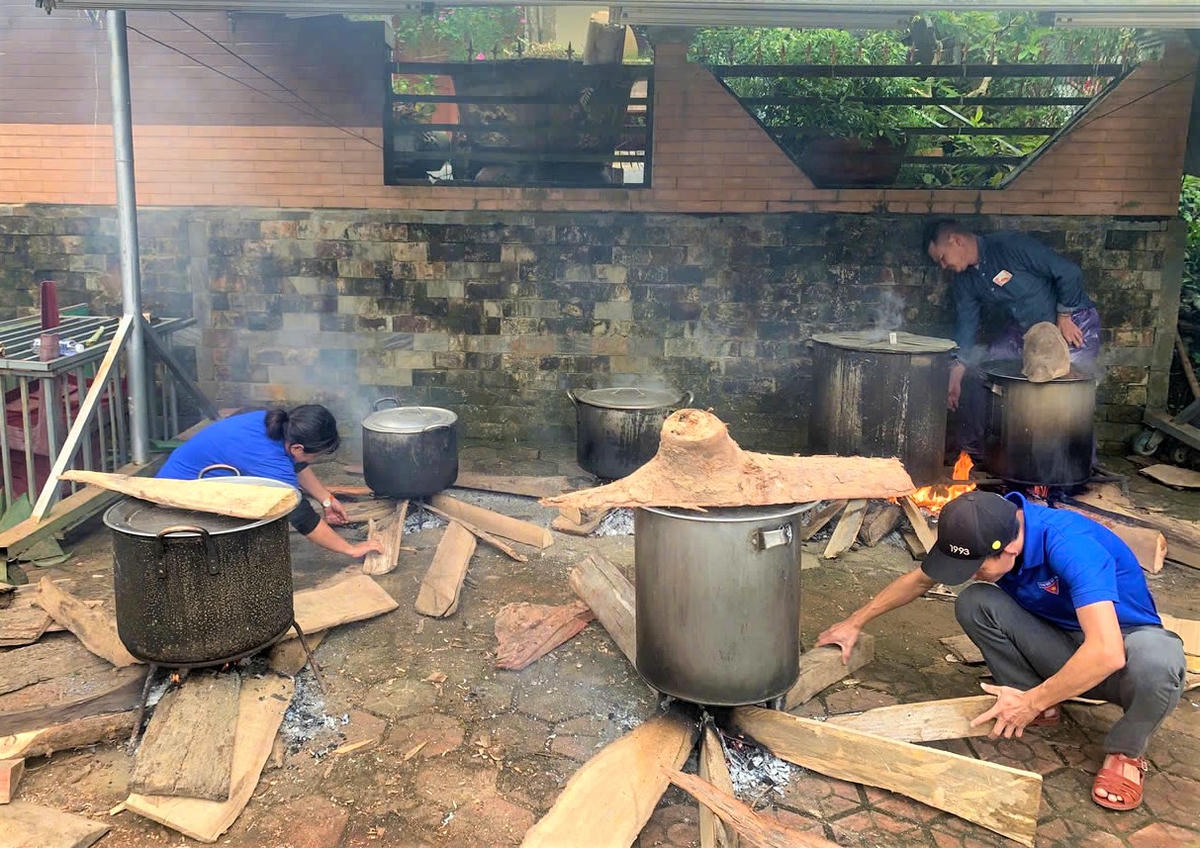 Những thanh niên xung phong nấu nồi bánh tét sớm gửi đến người dân vùng lũ tỉnh Đắk Lắk và Gia Lai. Ảnh: CV.