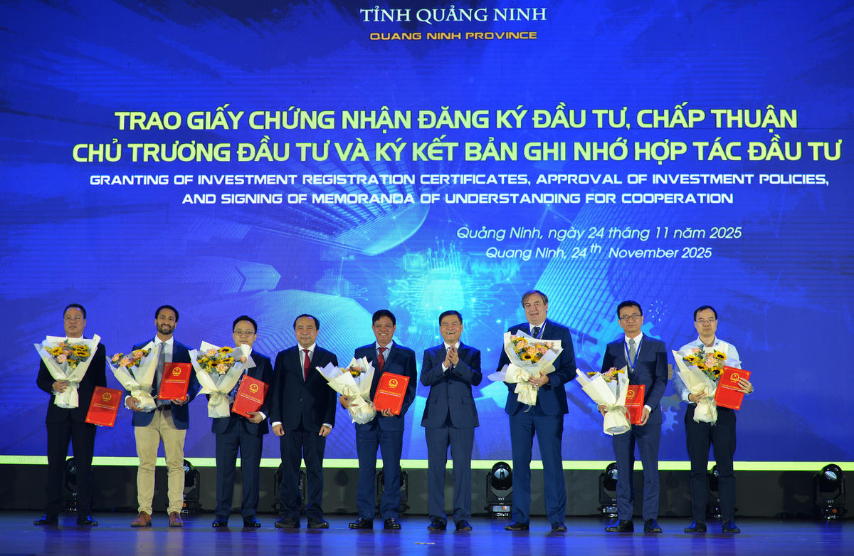  Chủ tịch UBND tỉnh Quảng Ninh Bùi Văn Khắng trao&nbsp;Quyết định chấp thuận chủ trương đầu tư, chứng nhận đăng ký đầu tư cho 7 dự án "triệu đô". Ảnh: Ngọc Anh.