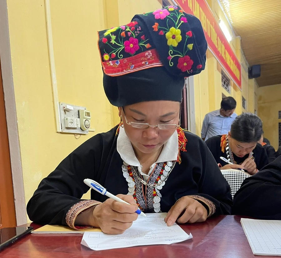 Đối tượng học viên chủ yếu là người lớn tuổi, có người đã làm ông, làm bà, ban ngày lên nương, tối lại tranh thủ đến lớp.