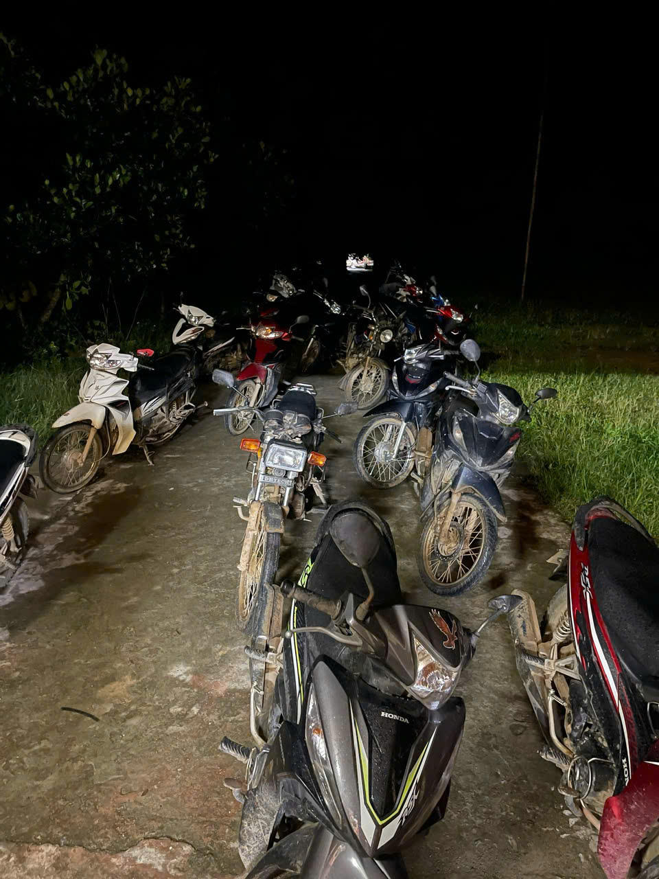 Phương tiện đi lại của người dân dựng ngoài các lớp học.&nbsp;