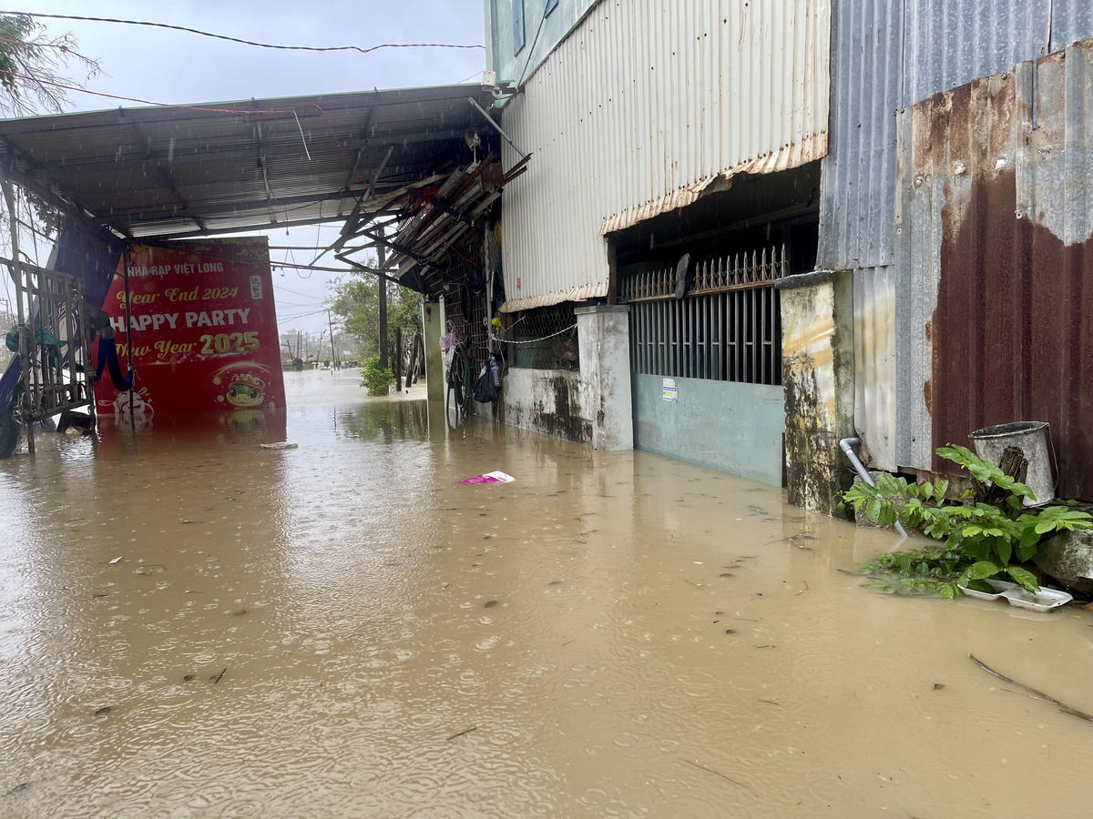 Nước tràn vào ngập nhà dân ở phường Quy Nhơn Bắc. Ảnh: CV.