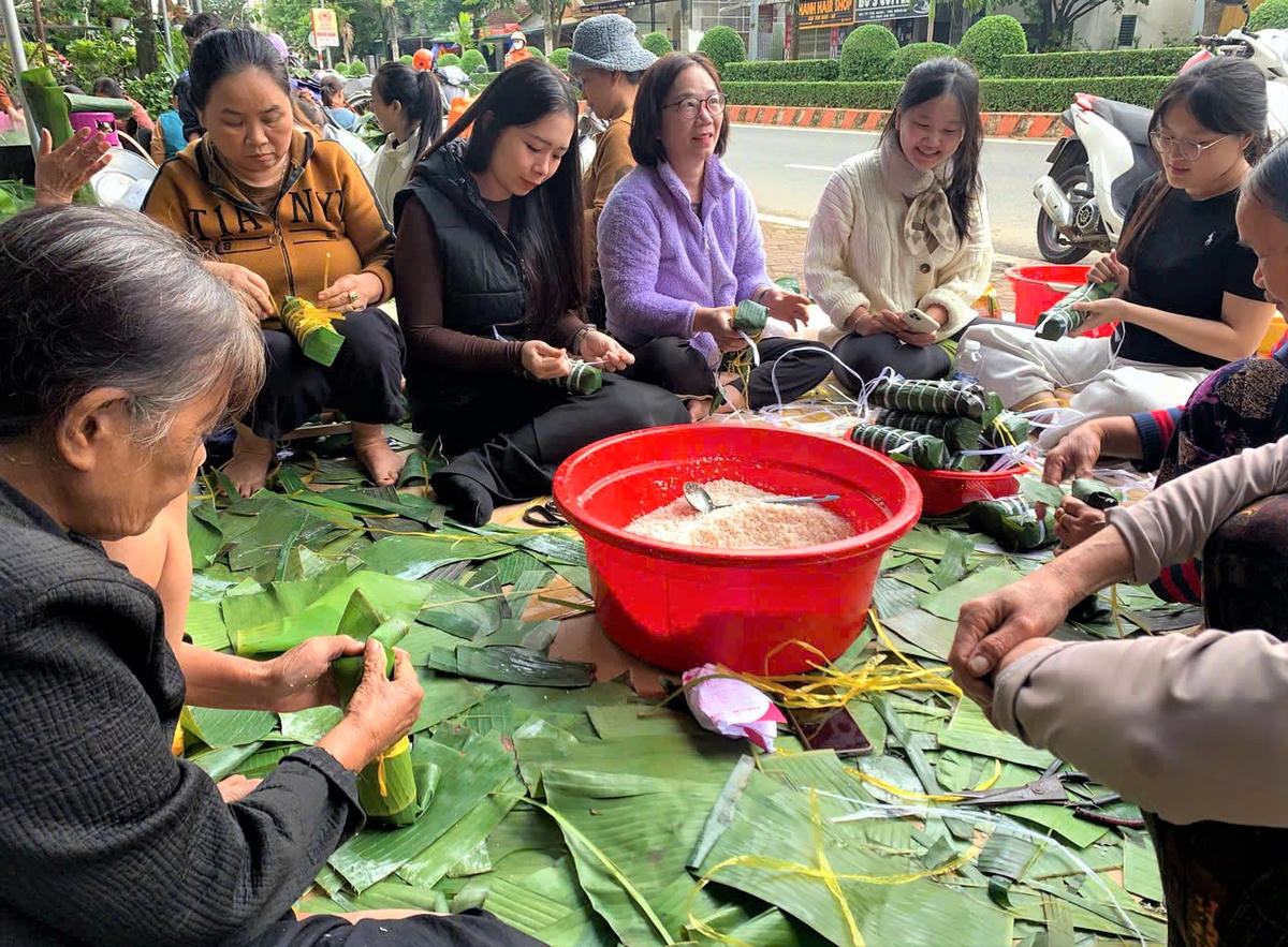 Người dân xã Trà Bồng gói những chiếc bánh tét gửi bà con vùng lũ. Ảnh: CV.