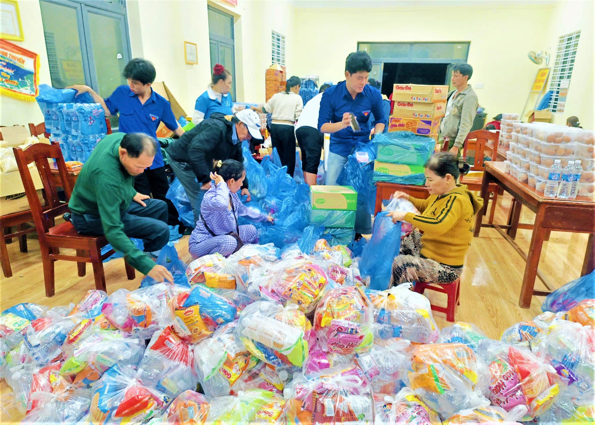 Nhu yếu phẩm tập kết nhà văn hóa thôn Phước Thiện 1 để gửi tặng bà con vùng lũ Đắk Lắk và tỉnh Gia Lai. Ảnh: CV.