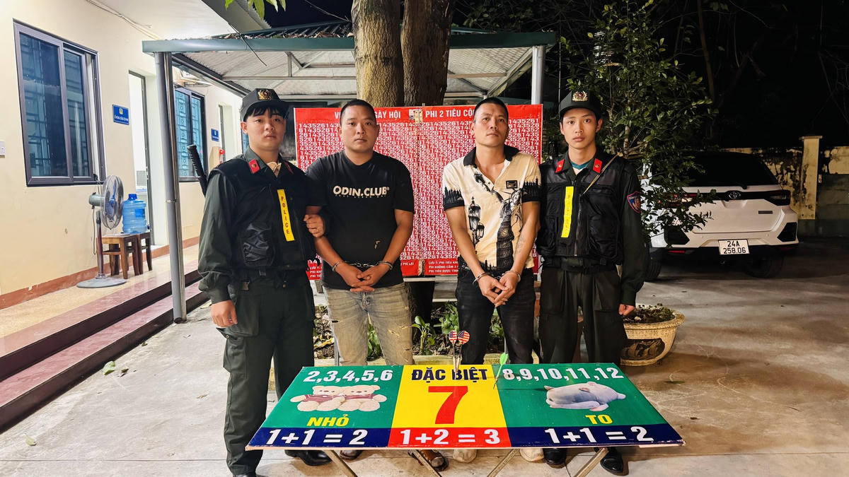 Hai đối tượng cùng tang vật. Ảnh: Thanh Tuấn.