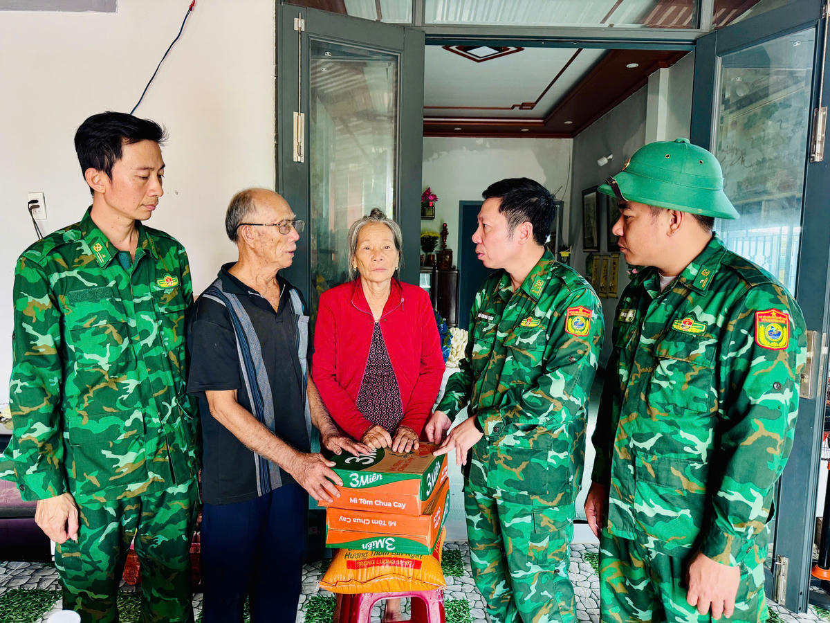 Đại tá Đỗ Quang Thấm động viên gia đình ông Khang cố gắng vượt qua nỗi đau, vươn lên trong cuộc sống.. Ảnh: Thanh Nga.