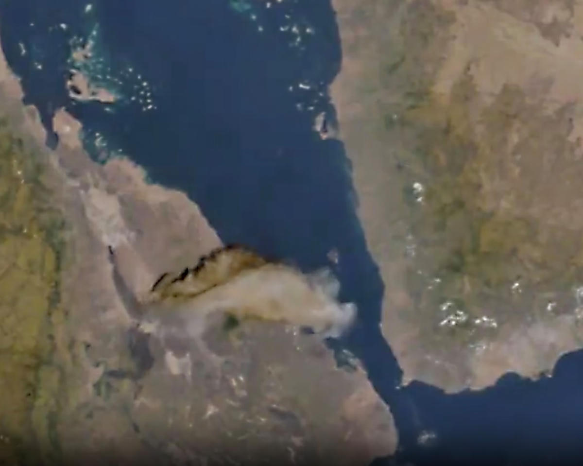 Hình ảnh vệ tinh cho thấy tro bụi từ vụ phun trào núi lửa Hayli Gubbi ở Ethiopia. Nguồn: The Guardian.