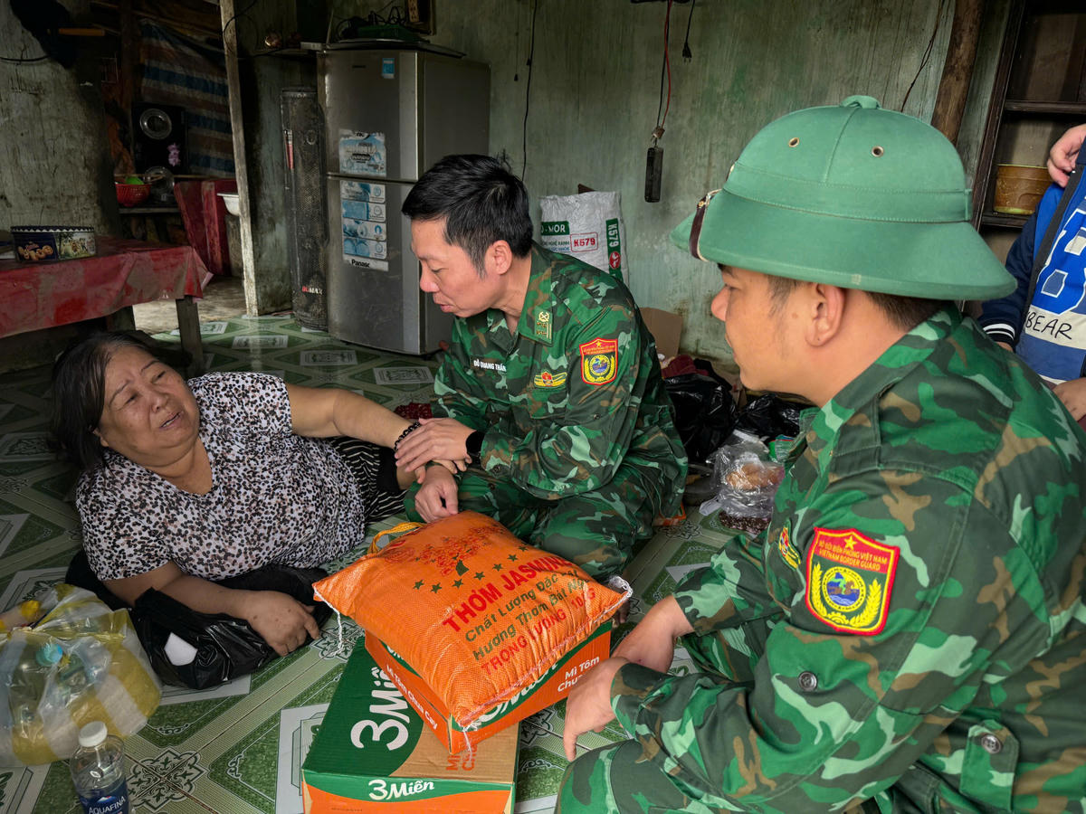 Đại tá Đỗ Quang Thấm, Chính ủy Biên phòng Đắk Lắk tặng quà cho hộ dân khuyết tật nặng, không nơi nương tựa. Ảnh: Thanh Nga.