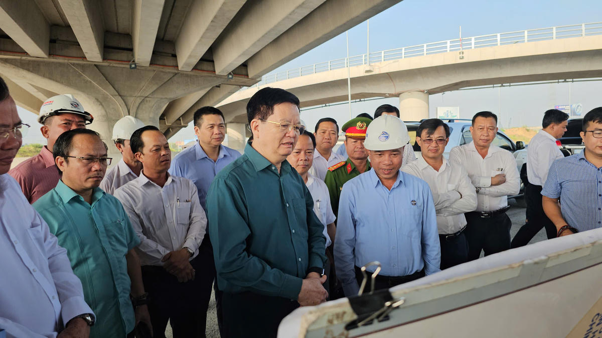 Phó Thủ tướng Chính phủ Mai Văn Chính và đoàn công tác kiểm tra công trường thi công dự án Vành đai 3 TP Hồ Chí Minh tại xã Bến Lức. Ảnh: Đ.X.