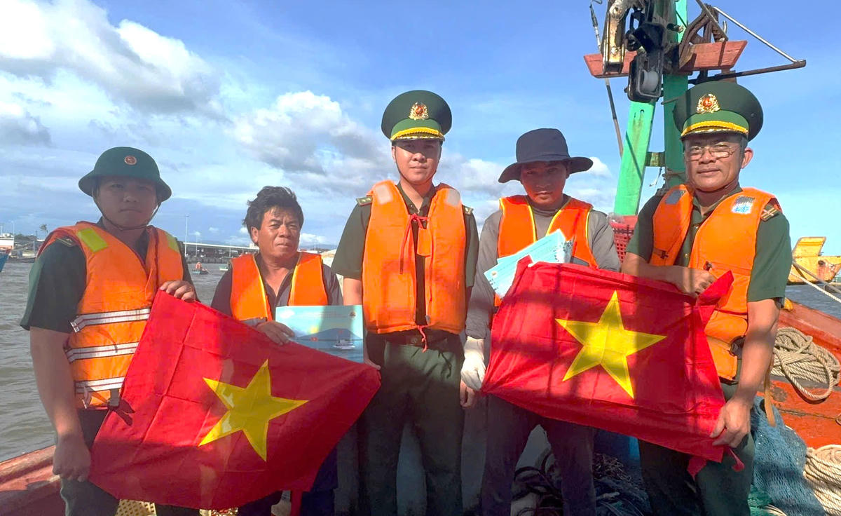 Đồn Biên phòng Bình Châu tổ chức tuyên truyền và tặng cờ Tổ quốc cho chủ phương tiện. Ảnh: Văn Danh.