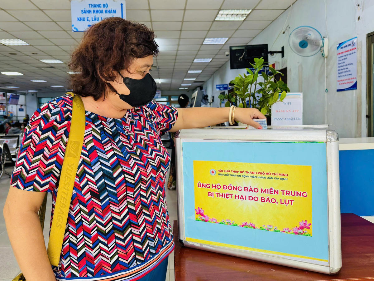 Các bệnh viện vận động y bác sĩ, nhân viên, người lao động tham gia ủng hộ các tỉnh bị ảnh hưởng bởi lũ lụt. Ảnh: BV