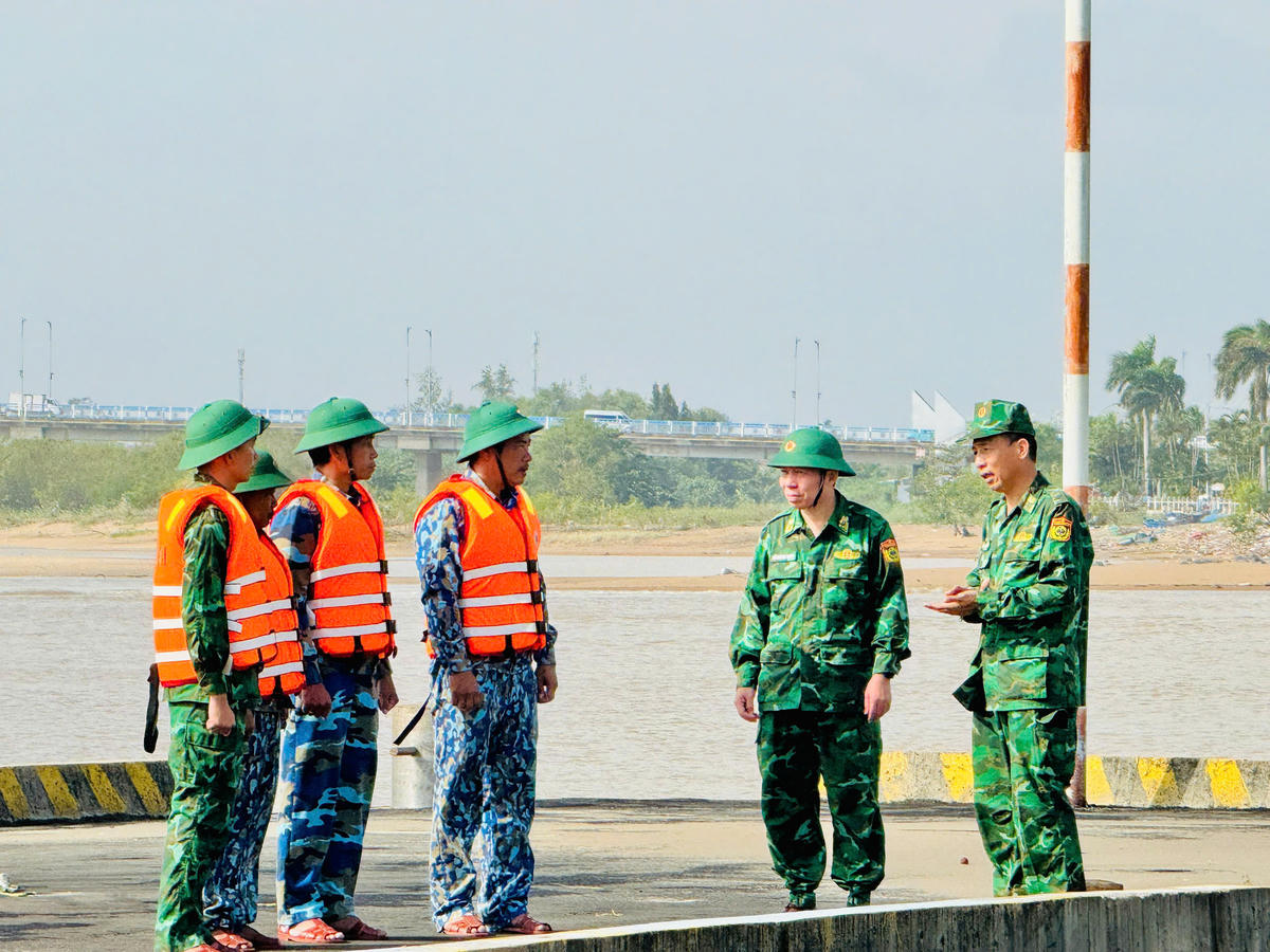 Lãnh đạo Ban Chỉ huy Bộ đội Biên phòng Đắk Lắk đang triển khai nhiệm vụ cho tổ đi tìm kiếm người mất tích. Ảnh: Thanh Nga.