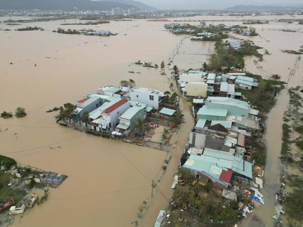 Một góc khu dân cư vùng trũng thấp ở phường Quy Nhơn Đông bị ngập nước. Ảnh: CV.