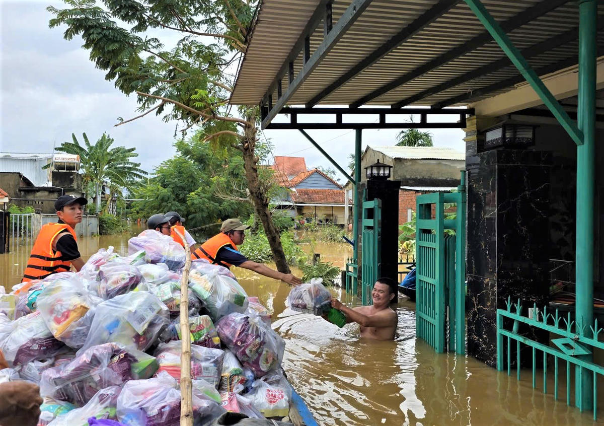 Đoàn tình nguyện Team Yêu Gò cứu trợ người dân vùng lũ Gò Nổi đợt mưa lũ cuối tháng 10/2025. Ảnh: CV.