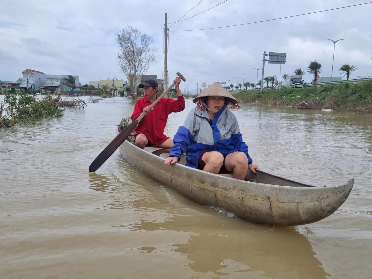 Đoạn đường vào khu dân cư ở phường Quy Nhơn Đông ngập sâu người dân chèo ghe để đi lại. Ảnh: CV.