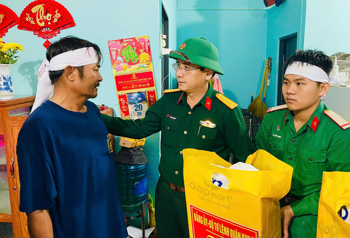 Đại tá Phan Đại Nghĩa, Phó Tư lệnh kiêm Tham mưu trưởng Quân khu khảo sát nắm tình hình thiệt hại tại gia đình quân nhân có thân nhân thương vong do mưa lũ.&nbsp;(ảnh Đ.S)