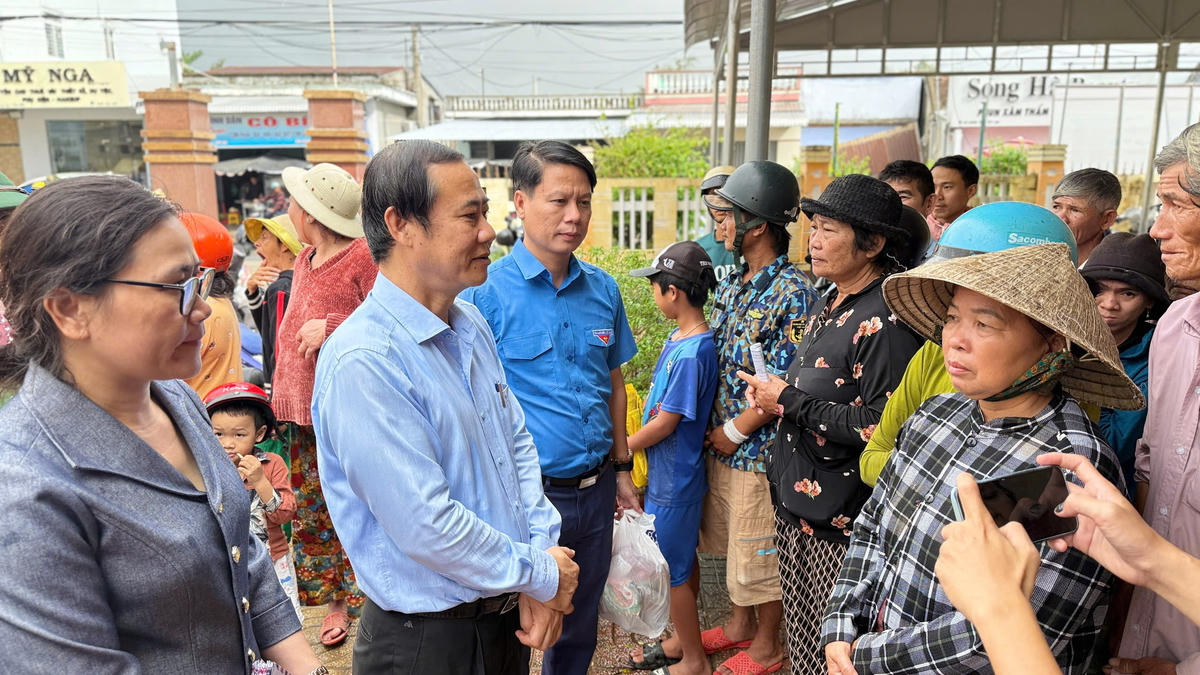 Phó Bí thư Đảng ủy Mặt trận Tổ quốc Nguyễn Thái Học lắng nghe tâm tư, nguyện vọng của người dân vùng lũ tỉnh Đắk Lắk. (Ảnh: Đình Sang)