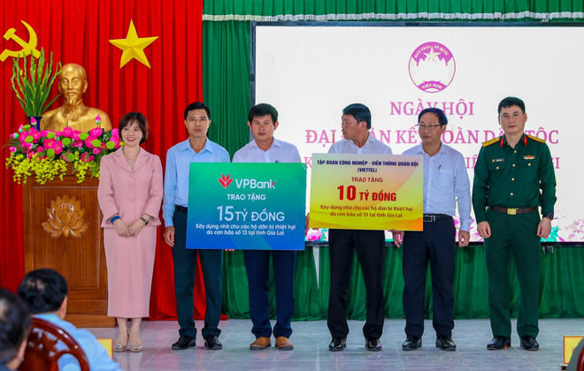 Bà Phạm Thị Nhung, thành viên HĐQT VPBank, đại diện ngân hàng trao tặng kinh phí xây dựng nhà cho các hộ dân bị thiệt hại tại Gia Lai.