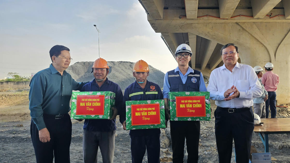 Phó Thủ tướng Chính phủ Mai Văn Chính tặng quà, động viên cán bộ công nhân tại công trường dự án. Ảnh: Đ.X.