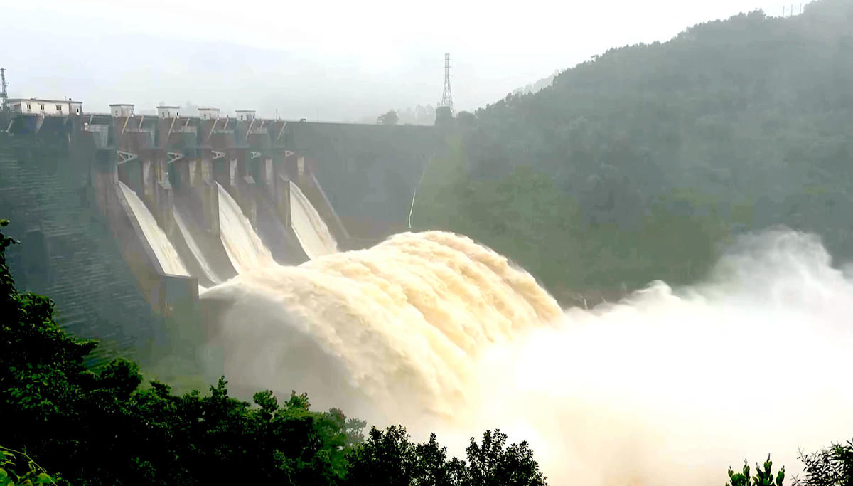 Một hồ thủy điện ở TP Đà Nẵng đang điều tiết nước. Ảnh: CV.