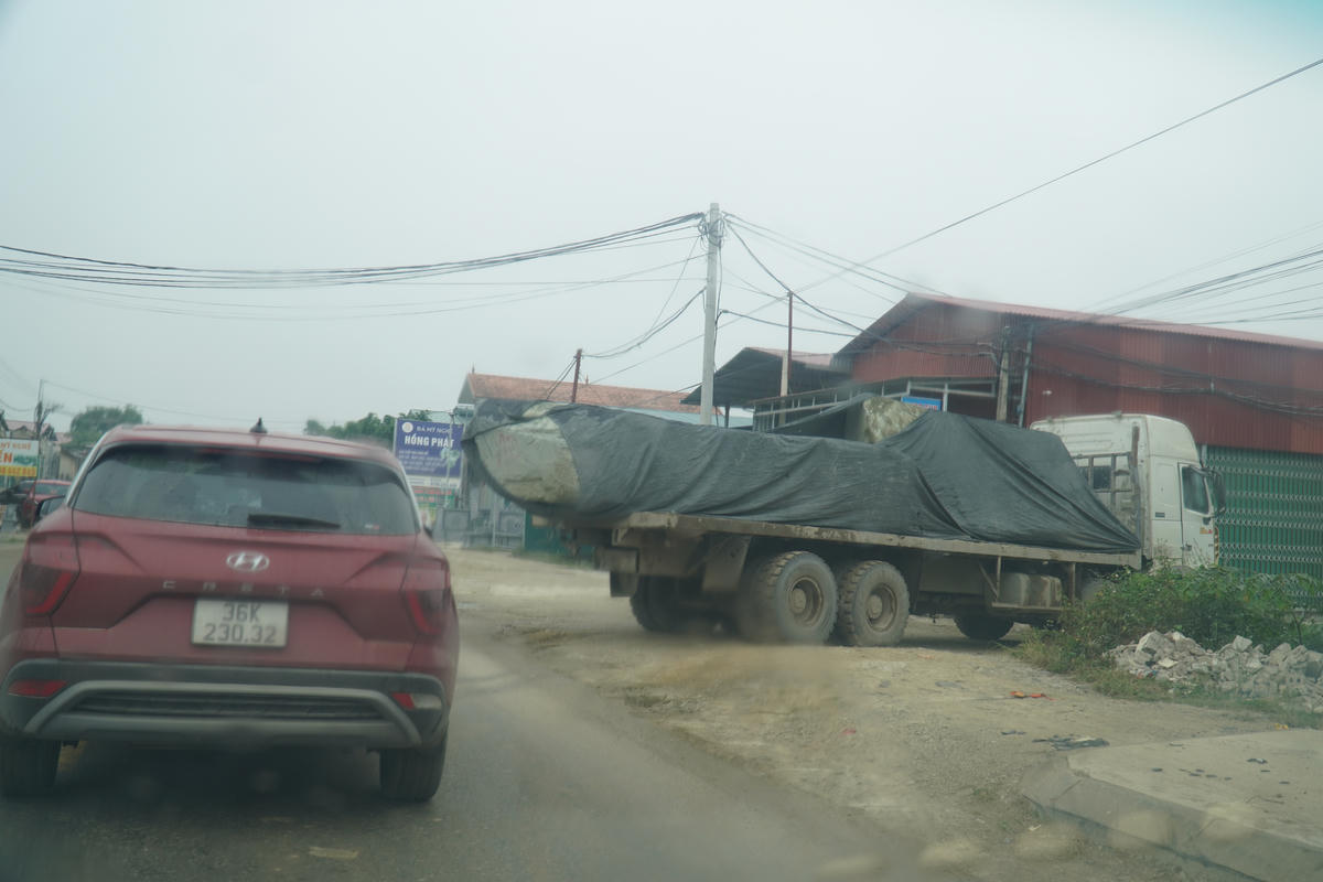 Một xe tải chở đá khối đi vào làng nghề chế tác đá ở xã Biện Thượng. Ảnh: Đình Minh