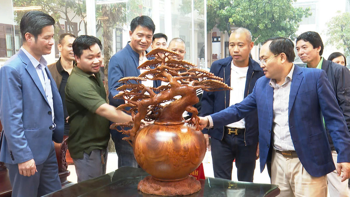 Chủ tịch UBND xã Phú Xuyên Bùi Công Thản cùng cán bộ địa phương kiểm tra hoạt động kinh doanh tại các làng nghề truyền thống trên địa bàn. Ảnh: TL.. 