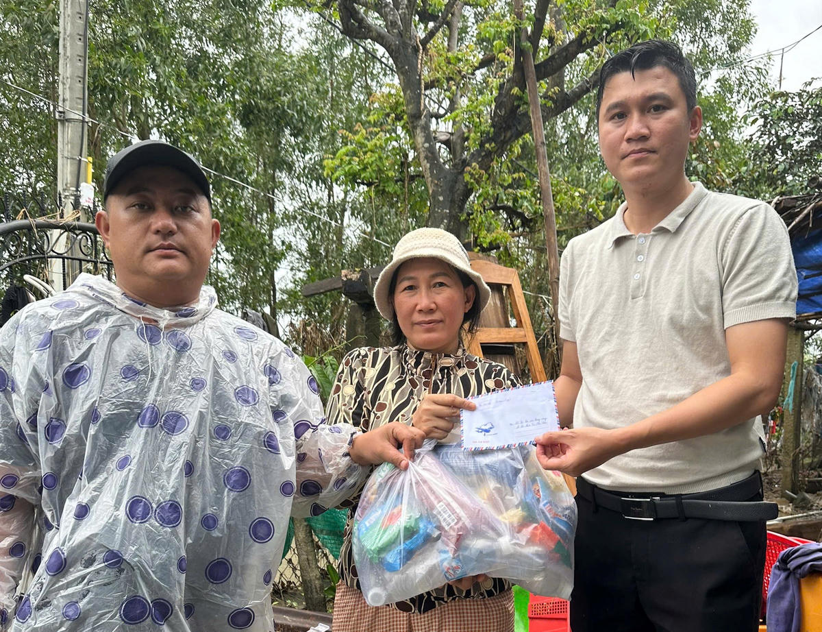 Đoàn tình nguyện Team Yêu Gò tặng quà cho người dân tỉnh Đắk Lắk thiệt hại nặng sau mưa lũ. Ảnh: CV.. 