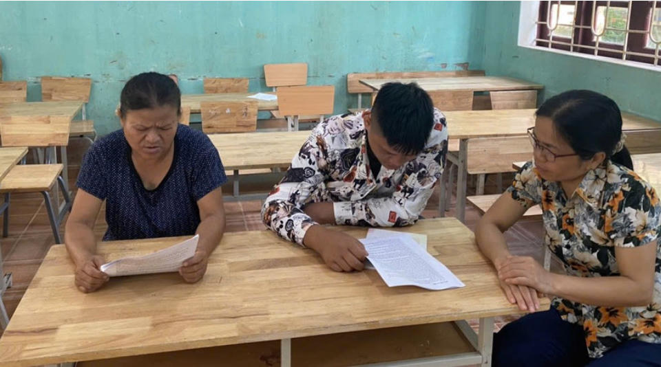 Học viên lớp xoá mù chữ ở Lạng Sơn.