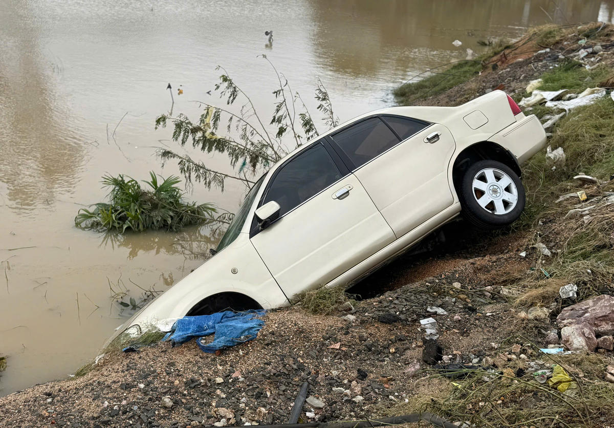Nhiều phương tiện giao thông của người dân bị lũ cuốn trôi. (Ảnh: Đình Sang)