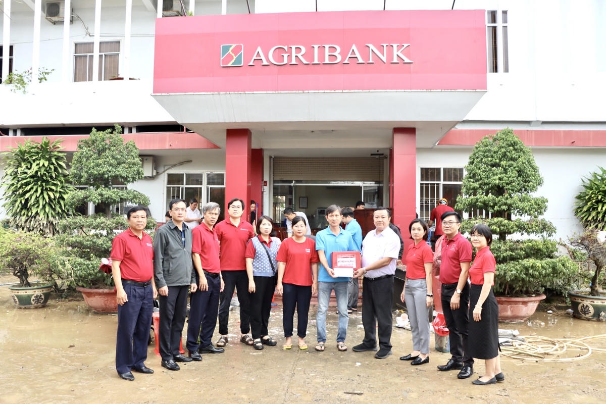 Agribank giảm tới 2%/năm lãi suất cho vay hỗ trợ khách hàng bị thiệt hại do bão số 12, 13 và mưa lũ
