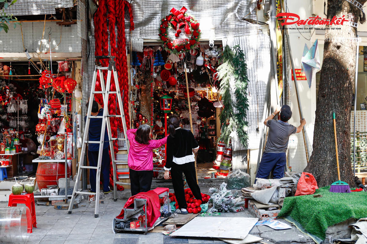 Trong những ngày cao điểm, lực lượng chức năng kiểm tra gần 800 lượt hộ kinh doanh, nhắc nhở và xử phạt hơn 120 trường hợp vi phạm trật tự giao thông và đô thị.