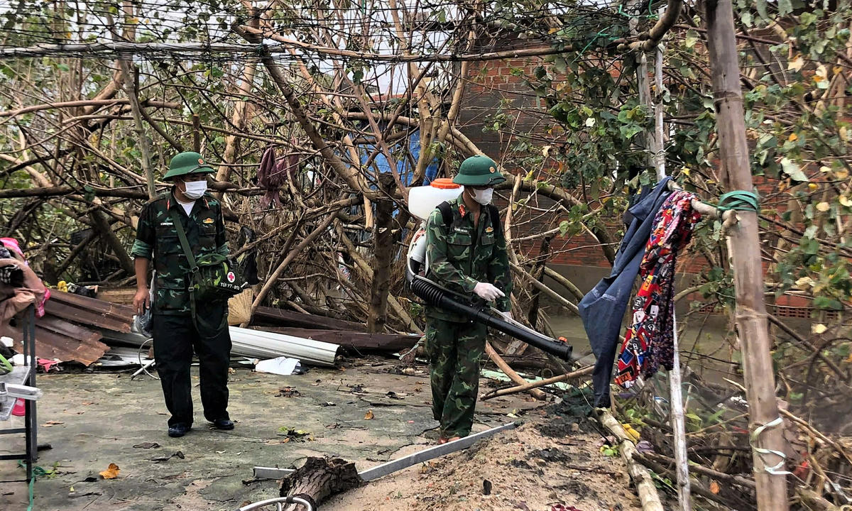 Cán bộ, chiến sĩ của&nbsp;Lữ đoàn 368 phun khử khuẩn tại các khu dân cư. Ảnh: CV.