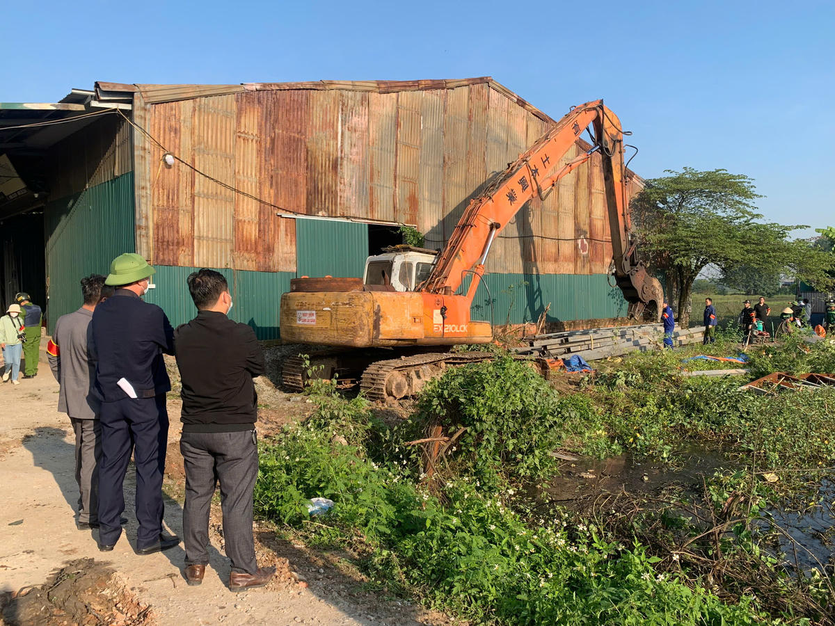 &nbsp;Khu nhà xưởng đang được lực lượng chức năng tiến hành tháo dỡ.&nbsp;&nbsp;