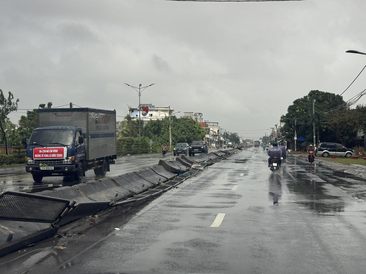 Bầu trời phía  Đông Đắk Lắk vẫn xám, mưa nặng hạt như chưa muốn dừng.&nbsp; Dãy phân cách&nbsp; trên đường quốc lộ đoạn qua phường Tuy Hòa bị lũ đánh sập. Ảnh: Thanh Nga.. 