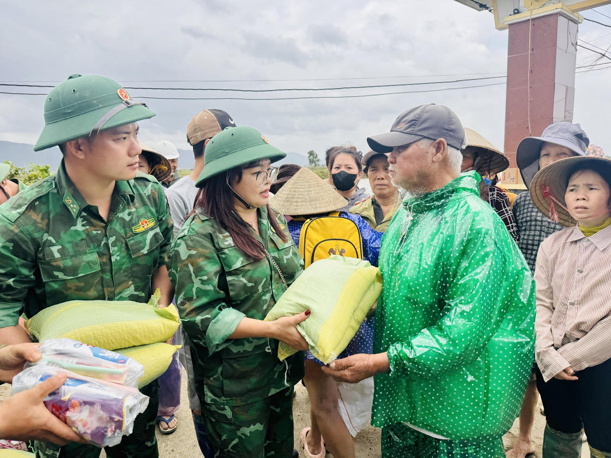 Phóng viên Báo Đại đoàn kết trao quà tận tay cho các hộ dân thôn Phước Giang. Ảnh: BP.