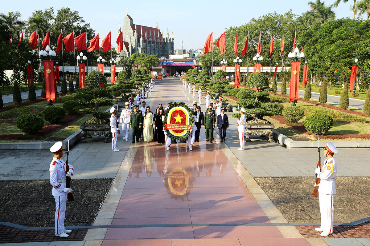 Trước đó, sáng 25/11, trước thềm Đại hội, Ban Thường trực Uỷ ban MTTQ Việt Nam thành phố dâng hoa, dâng hương viếng các Anh hùng Liệt sĩ tại Đài tưởng niệm thành phố; Tượng đài đồng chí Nguyễn Đức Cảnh. Ảnh: NH.&nbsp;