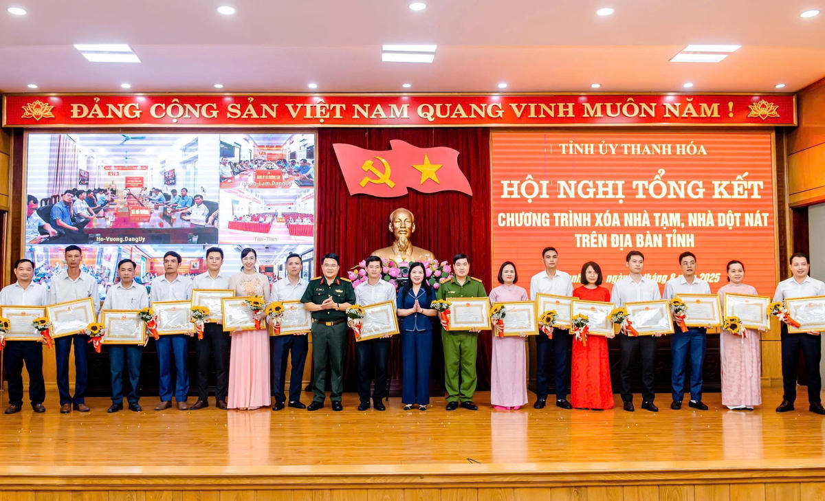 Bà Phạm Thị Thanh Thủy - Chủ tịch Ủy ban MTTQ Việt Nam tỉnh Thanh Hóa nhiệm kỳ 2020-2024 trao Bằng khen cho các tập thể, cá nhân có thành tích xuất sắc trong chương trình xóa nhà tạm trên địa bàn tỉnh. 	Ảnh: N.C&nbsp;