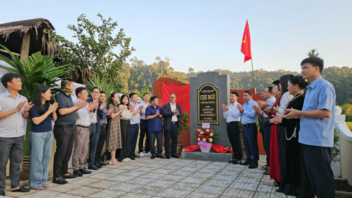 Cán bộ, lãnh đạo, phóng viên Báo Đại đoàn kết và lãnh đạo chính quyền địa phương tại lễ khánh thành.
