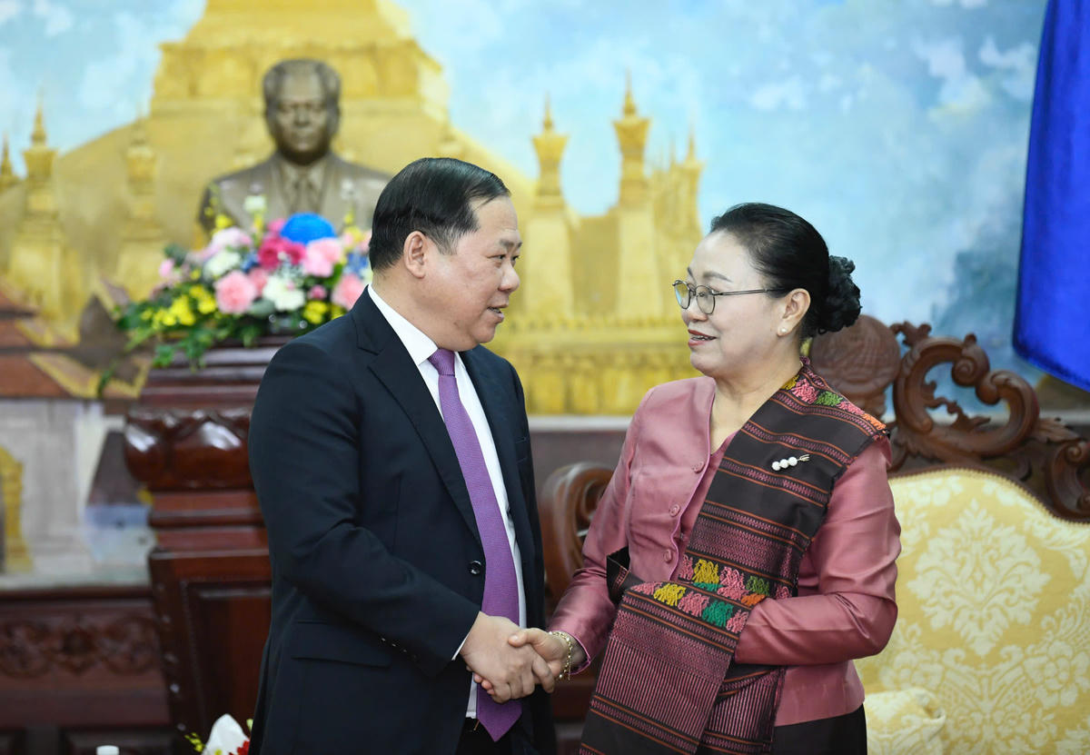 Phó Bí thư Đảng ủy MTTQ, các đoàn thể Trung ương Nguyễn Phi Long chúc mừng Đại sứ quán nước Cộng hòa Dân chủ Nhân dân Lào tại Việt Nam.