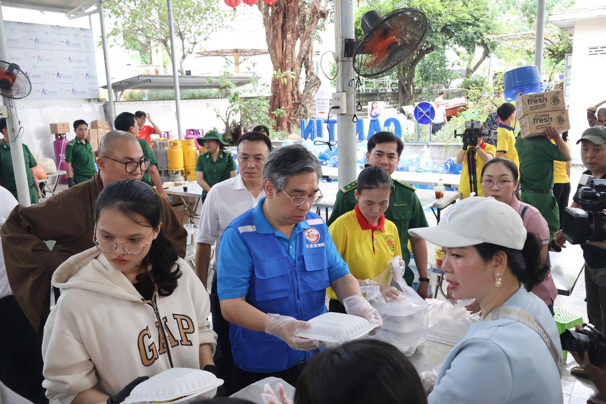 Ông Nguyễn Phước Lộc - Phó Bí thư Thành ủy, Chủ tịch Ủy ban Mặt trận Tổ quốc Việt Nam TP Hồ Chí Minh thăm một điểm cung cấp cơm, phục vụ đồng bào vùng lũ Khánh Hoà. Ảnh MTTP.